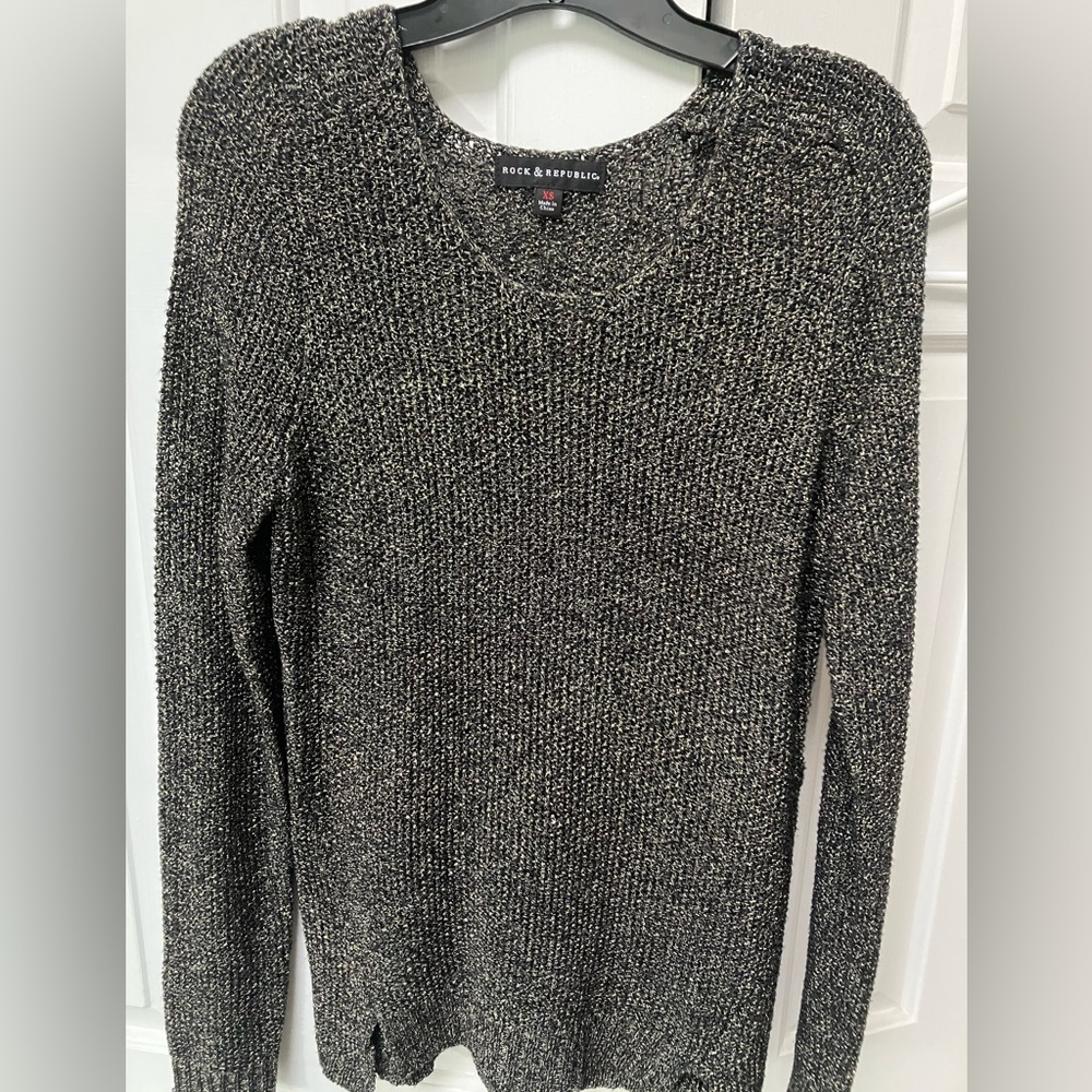 Rock & Republic women’s sweater. Metallic gold threads woven w/black. Side slits